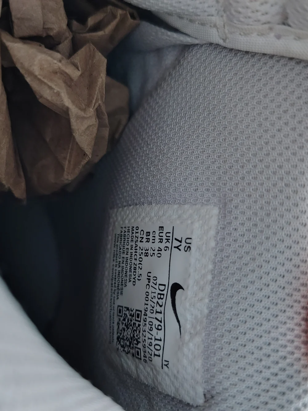 Nike Youth 7 High-Top Sneakers in Light Gray and White